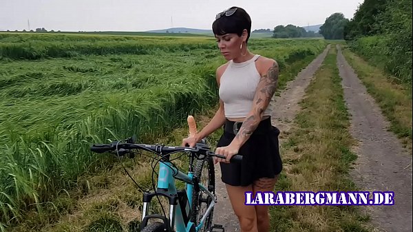 Niemka Lara Bergmann masturbuje się podczas jazdy na rowerze