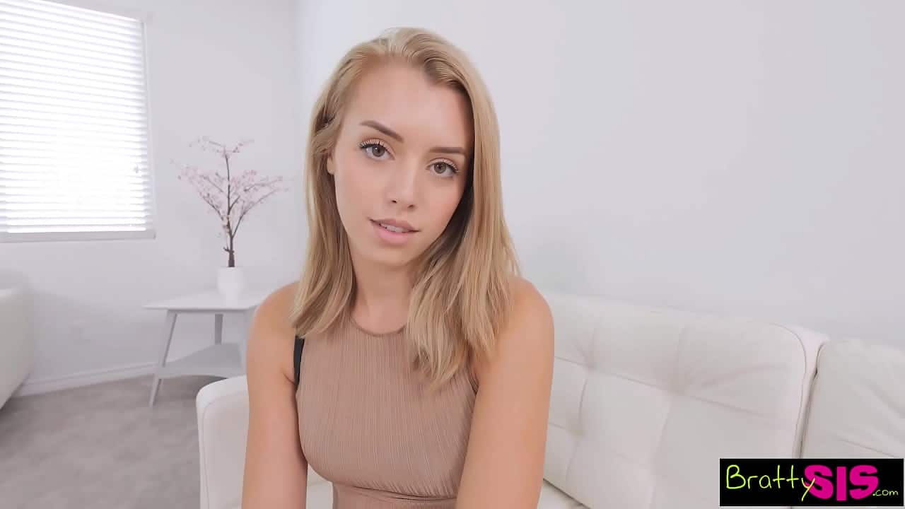 Wspaniała blond nastolatka z polski pokazuje swoją cipkę na swoim pierwszym casting porno